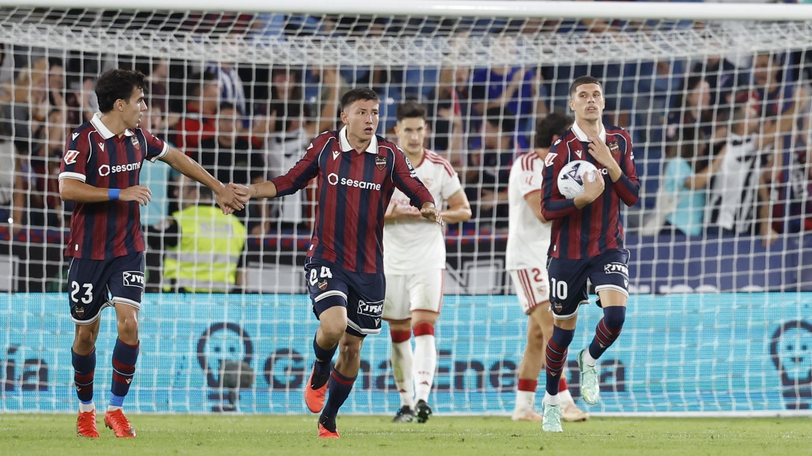 Els jugadors del Llevant celebren un gol