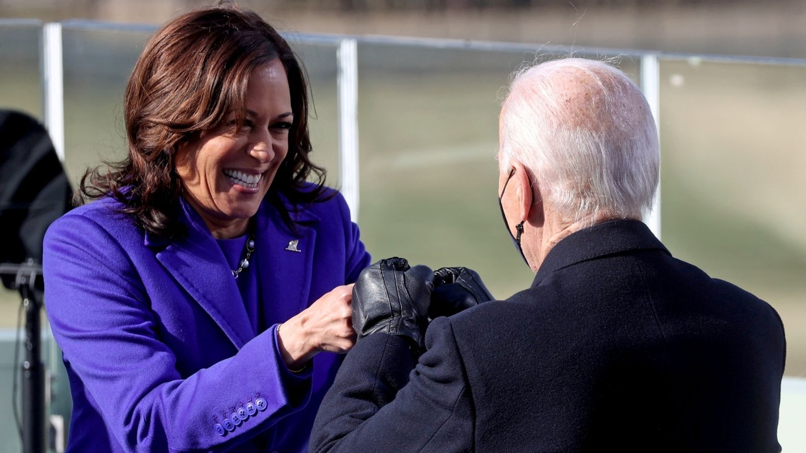 Kamala Harris xoca els punys amb Joe Biden, durant la presa de possessió a Washington, els Estats Units