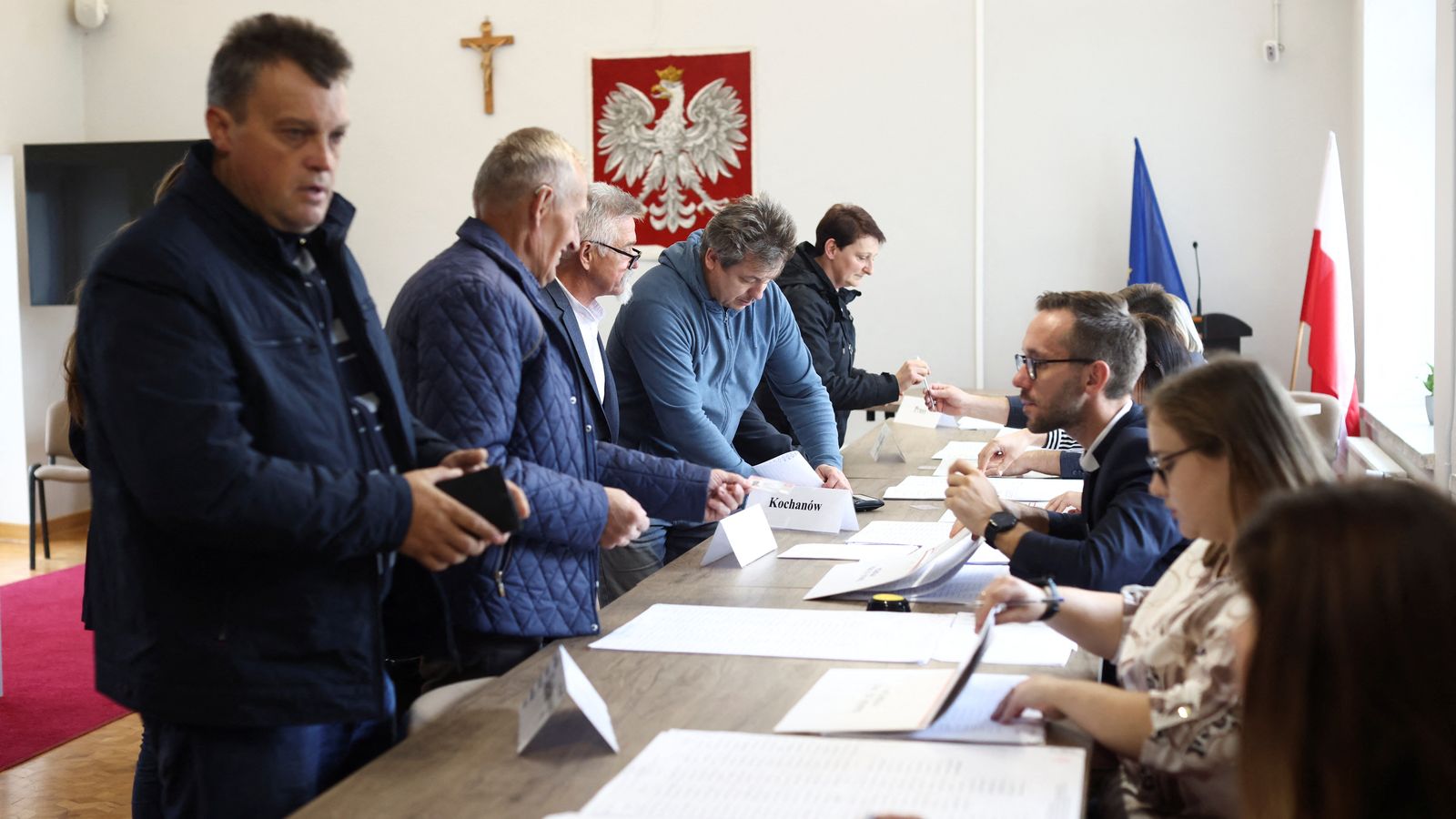 Un grup de persones participen en la votació presidencial i el referèndum aquest diumenge a Głuchów