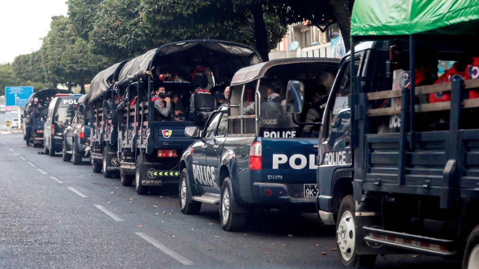 Cotxes de policia a Yangon, una de les principals ciutats de Myanmar