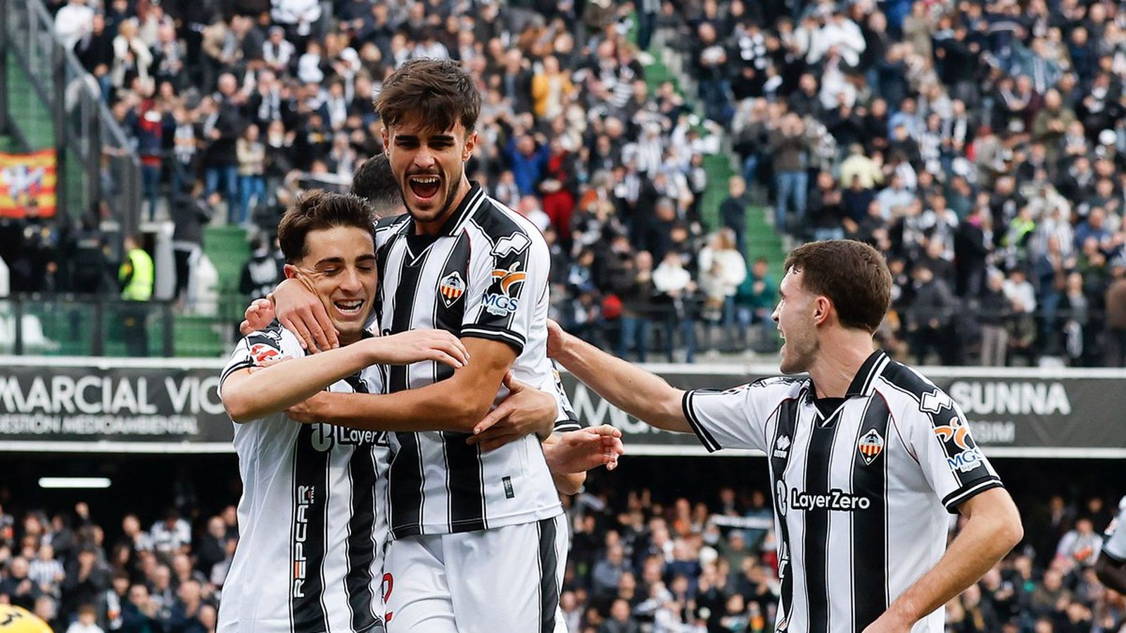 Els jugadors del Castelló celebren un dels gols contra l'Osca