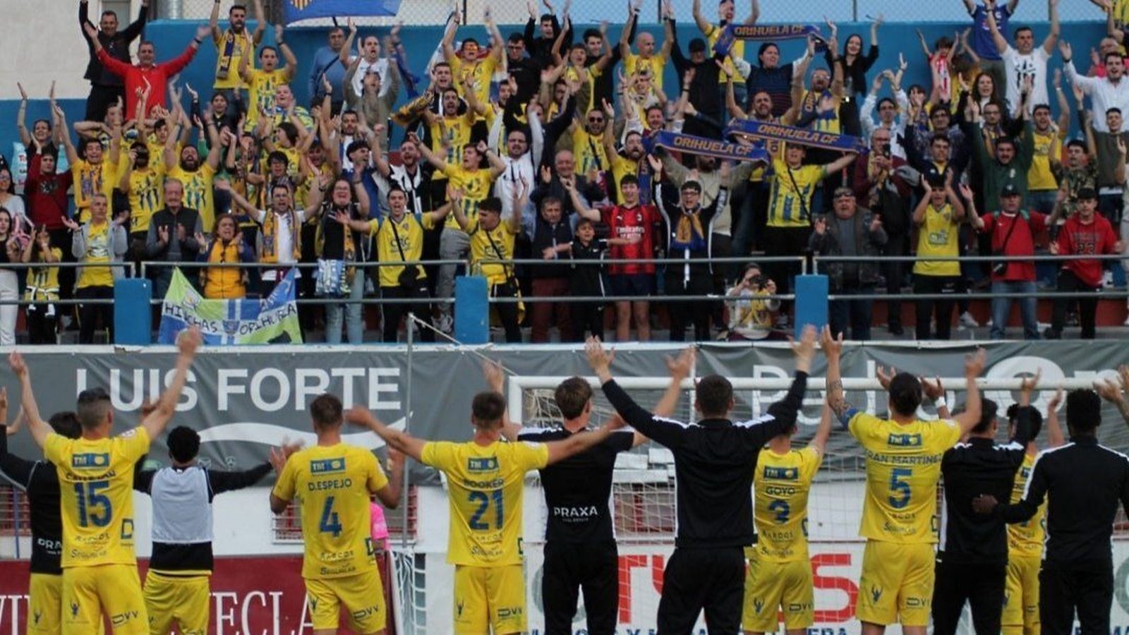 Els jugadors de l'Oriola celebren una victòria amb l'afició