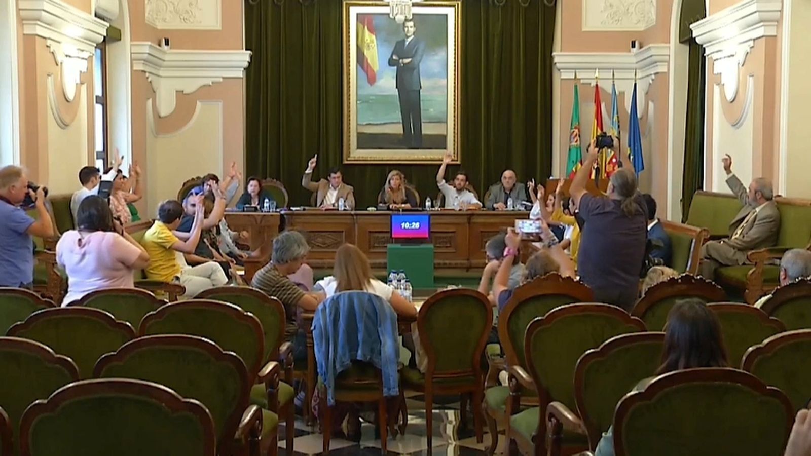 El ple de l'Ajuntament de Castelló aprova per unanimitat la comissió que investiga la sala de seguretat de la policia local.