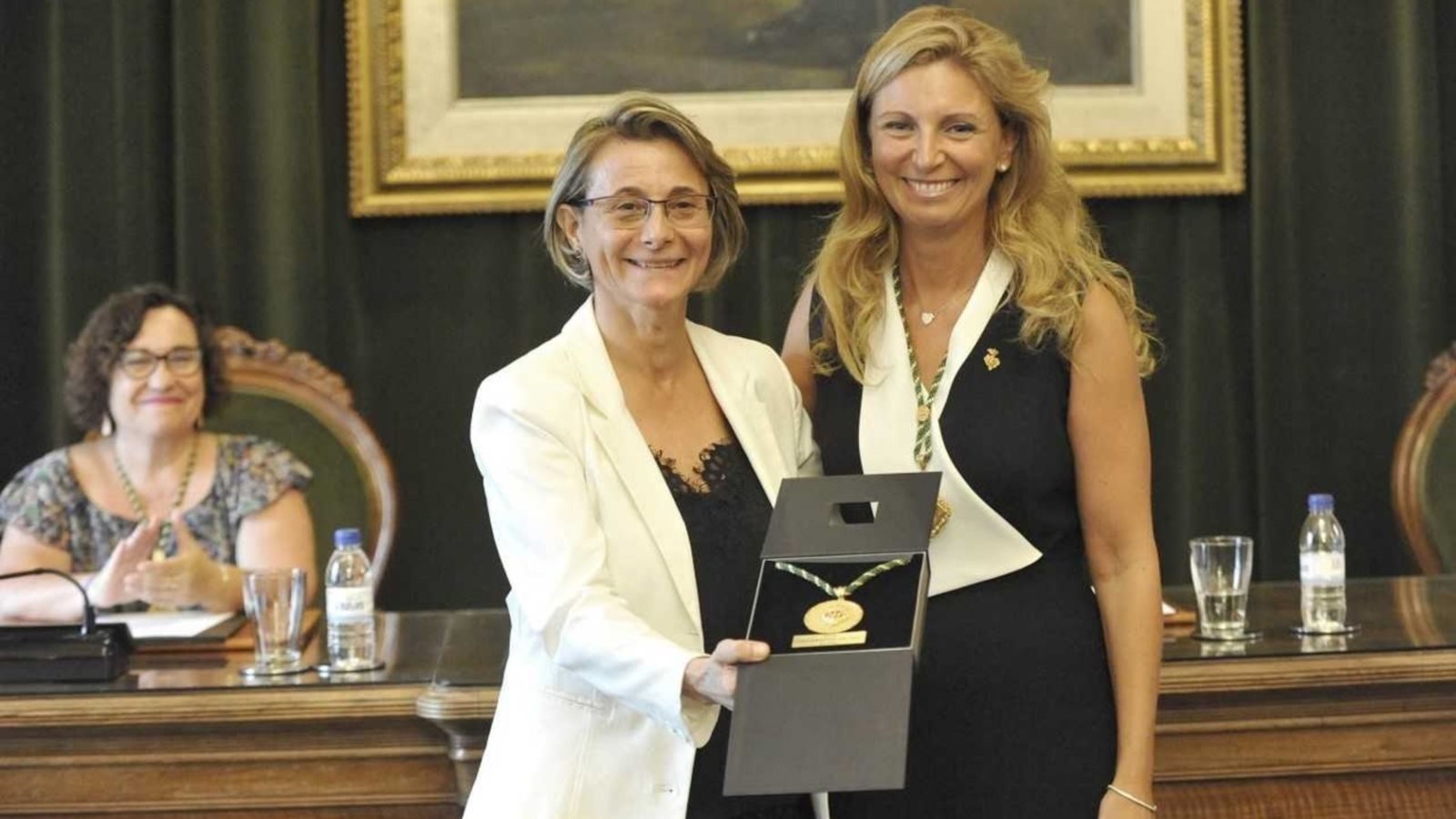 L'alcaldessa, Amparo Marco, ha lliurat a la rectora de l'UJI, Eva Alcón la medalla d'or de la ciutat