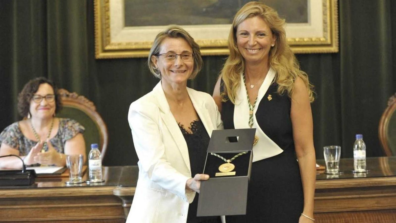 L'alcaldessa, Amparo Marco, ha lliurat a la rectora de l'UJI, Eva Alcón la medalla d'or de la ciutat L'alcaldessa, Amparo Marco, ha lliurat a la rectora de l'UJI, Eva Alcón la medalla d'or de la ciutat