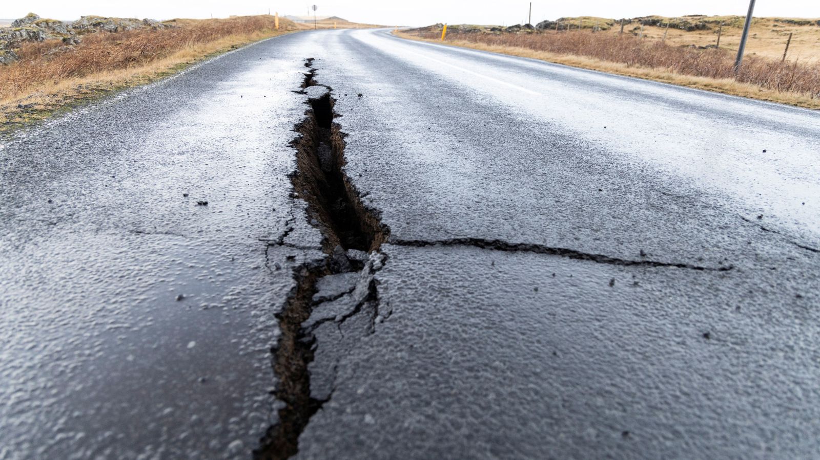 Una carretera clivellada a causa de l'activitat volcànica a l'entrada de Grindavík, Islàndia