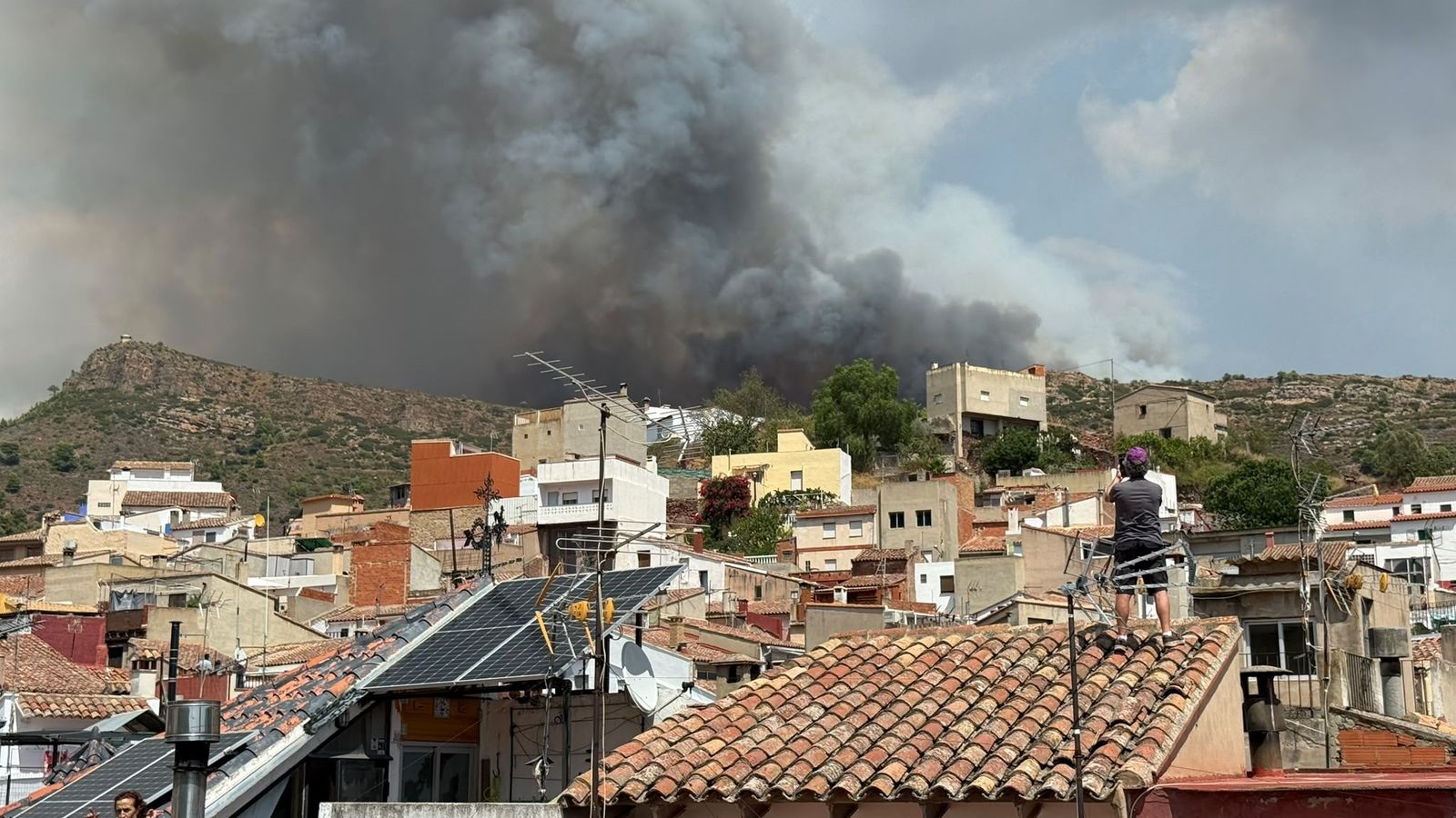 La columna de fum de l'incendi que crema a la Calderona, vista des de Gátova este divendres