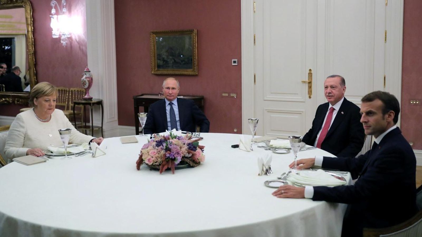 D'esquerra a dreta, la cancellera alemanya, Angela Merkel i els presidents de Rússia, Vladímir Putin; de Turquia, Recep Tayyip Erdogan, i de França, Emmanuel Macron