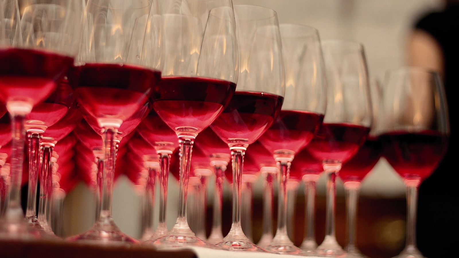 Trump amenaça la Unió Europea amb aranzels del 200% al vi, el xampany i altres begudes alcohòliques