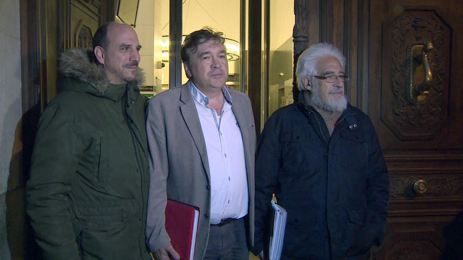 El diputat electe de Terol Existeix, al centre, abans de la reunió amb la portaveu parlamentària del PSOE aquest dijous