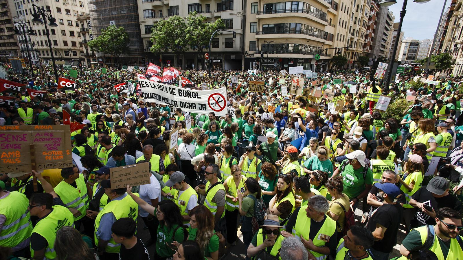 Milers de persones han pres el centre de València per a manifestar-se per l'educació pública, este dilluns