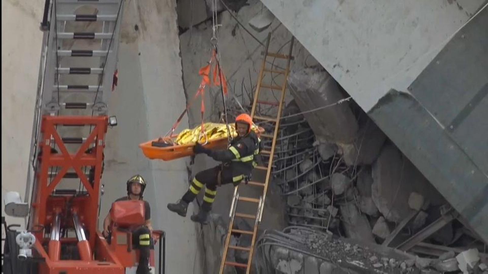 Els equips d’emergència extrauen els cadàvers