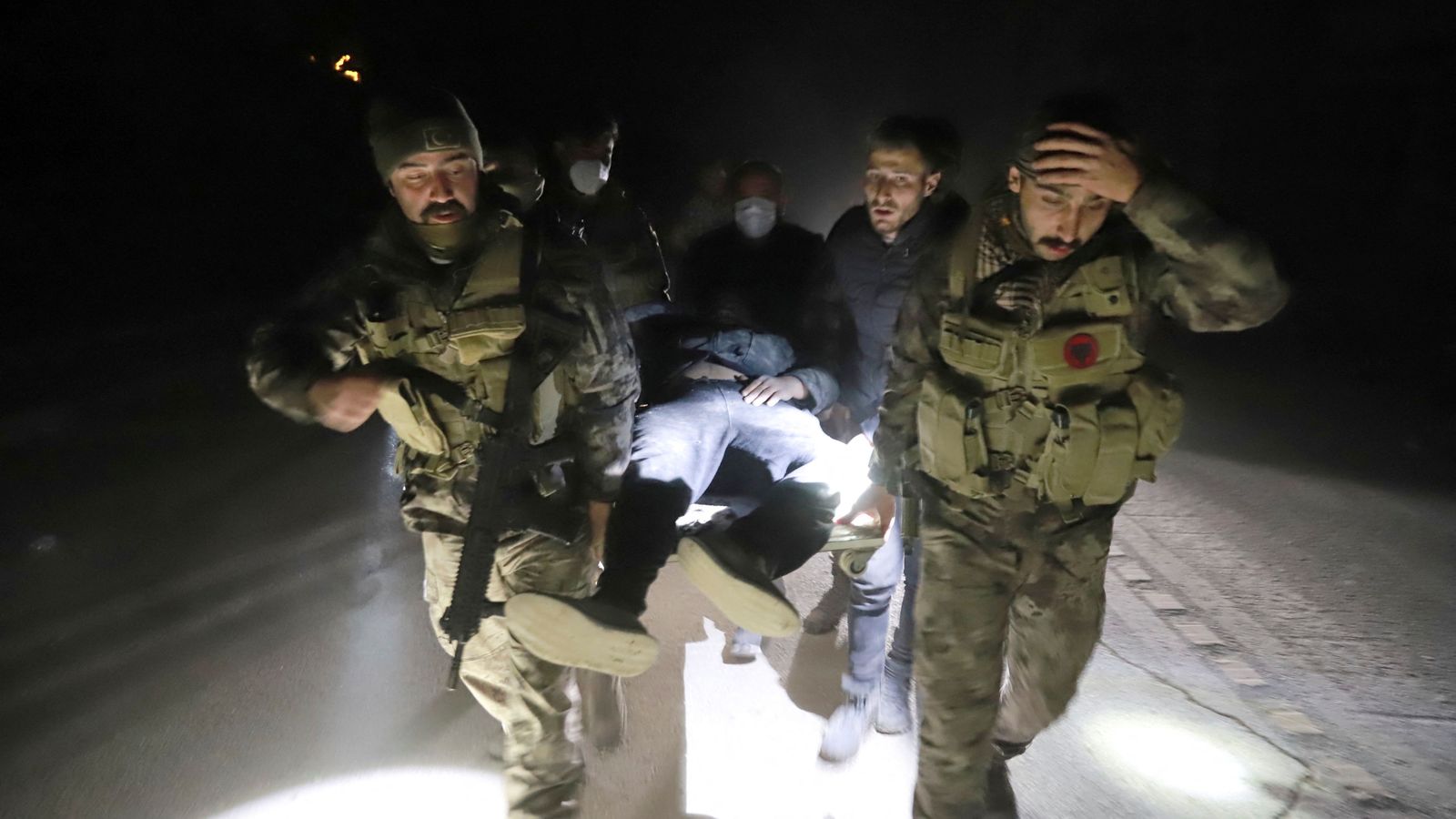 Agents de la policia turca traslladen a una persona ferida