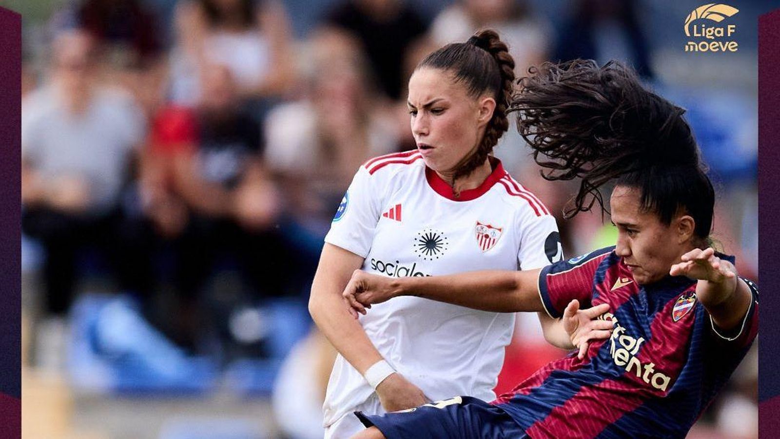 Una jugadora del llevant, en una acció del duel