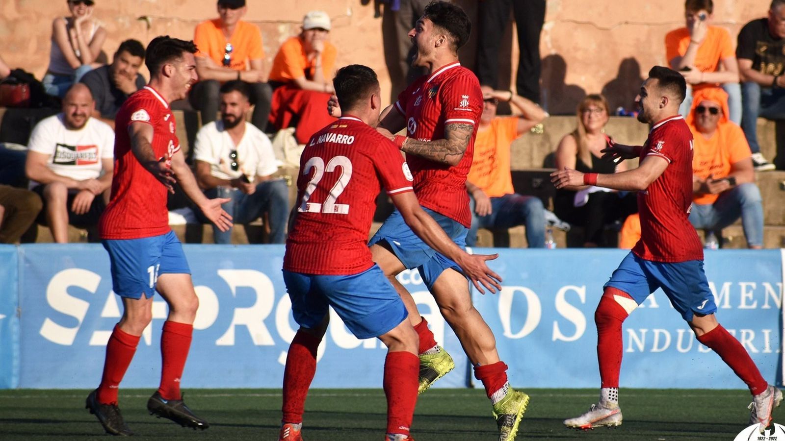 Els jugadors de l'Atlètic Saguntí celebren un gol