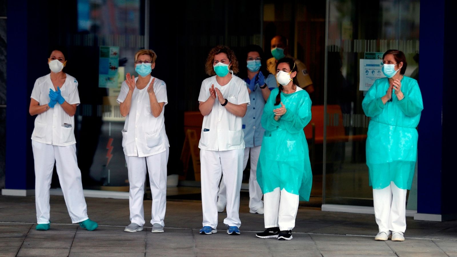 Personal sanitari de l'Hospital Universitari Central d'Astúries, aquest dimecres a Oviedo