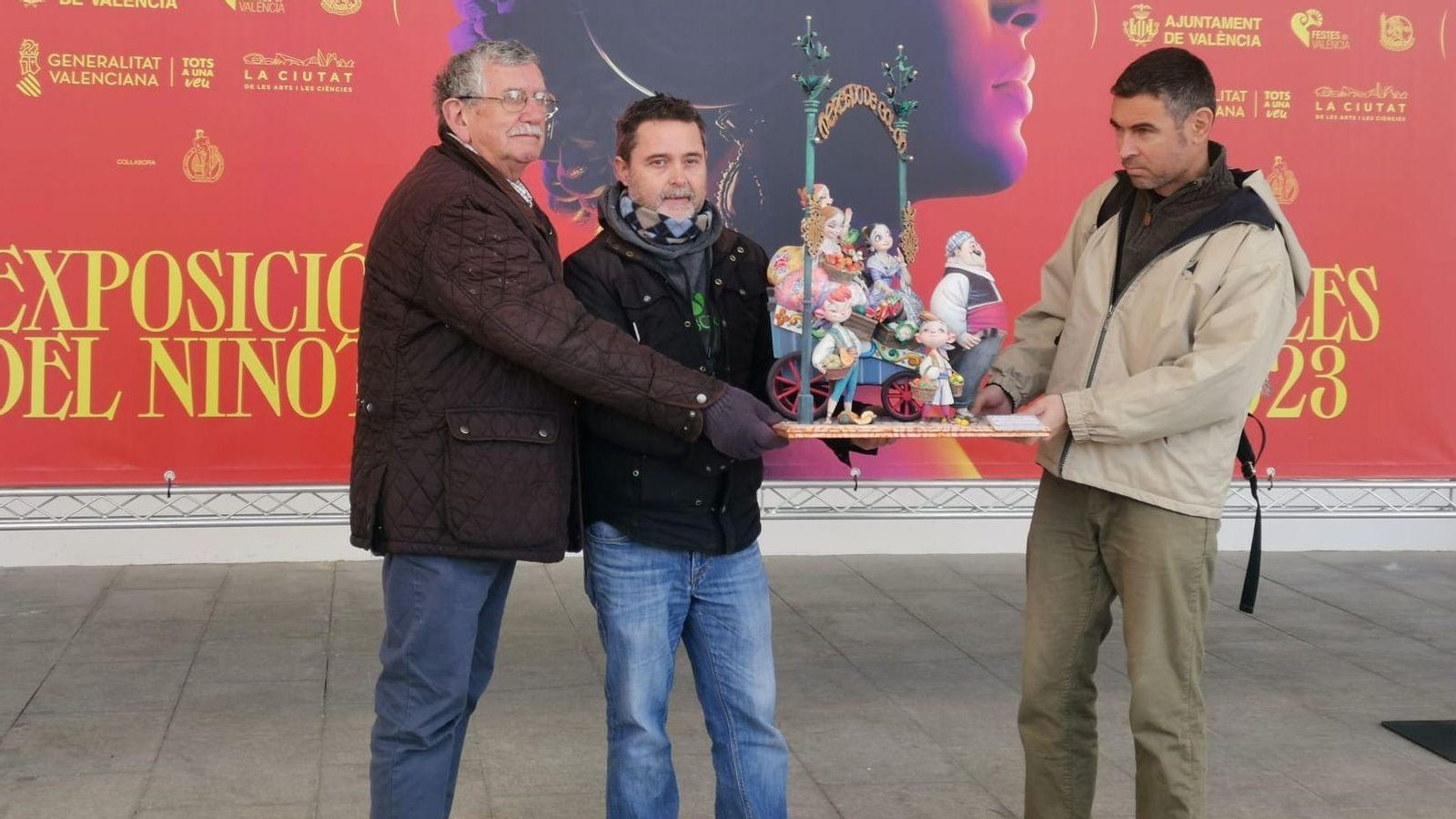 Els representants de la falla Compte de Salvatierra-Ciril Amorós a l'entrada de la Ciutat de les Arts amb el ninot infantil