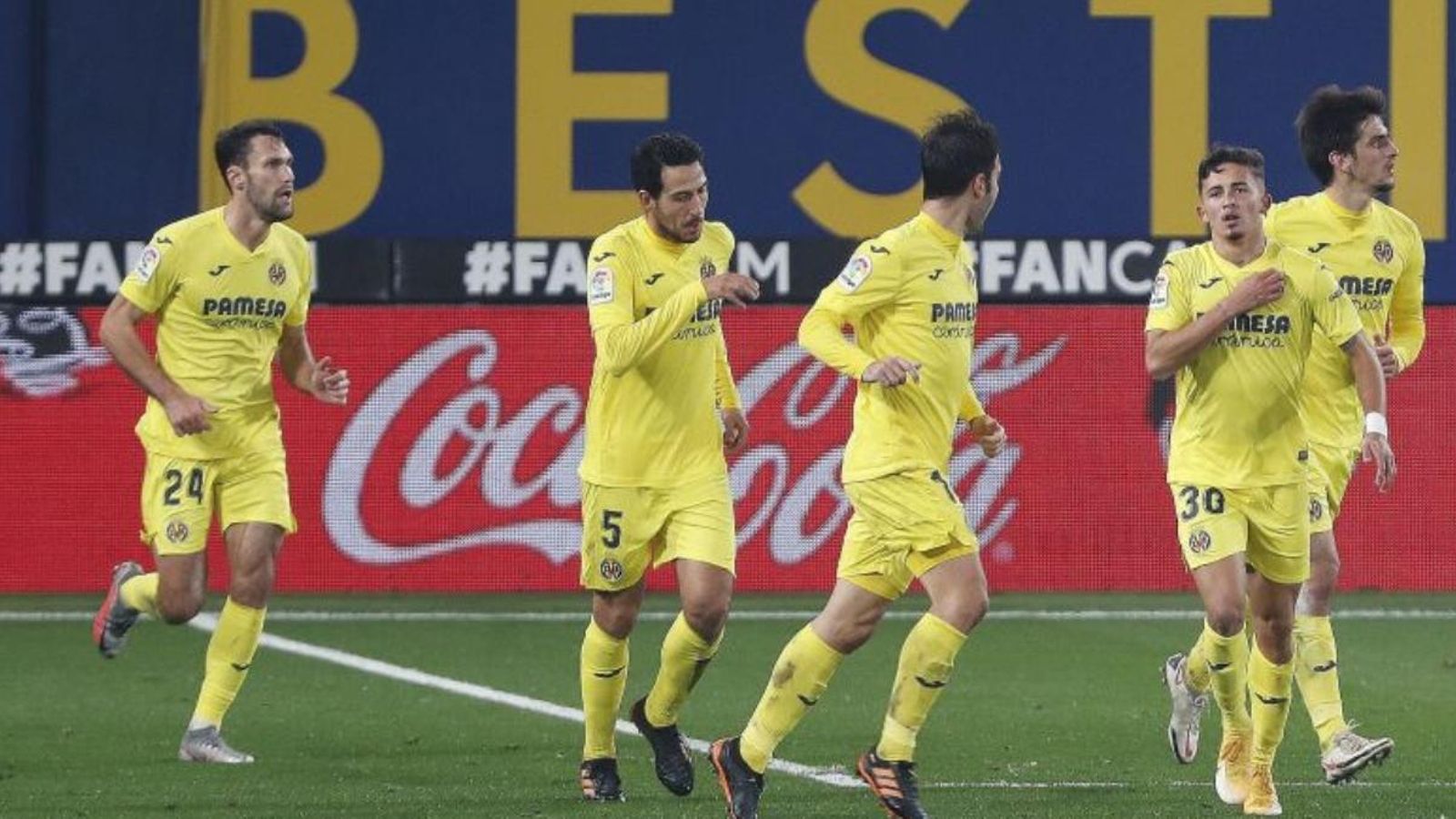 Els jugadors del Vila-real, després d'aconseguir el gol de l'empat