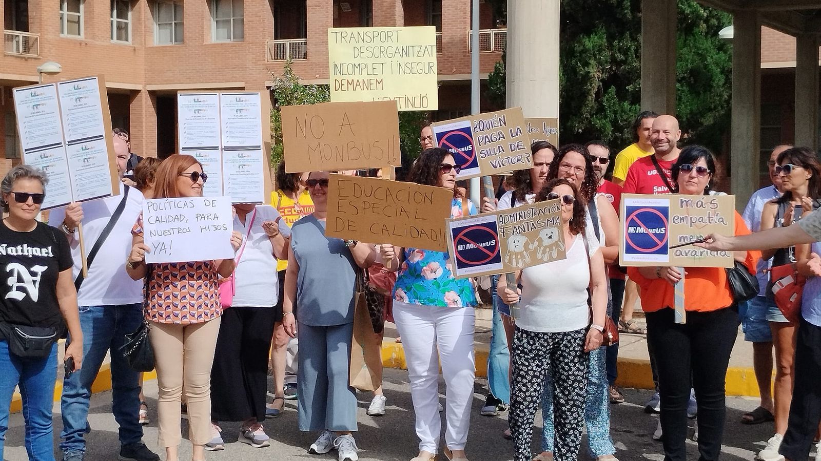 Concentració de familiars d'alumnes de centres d'educació especial davant la Conselleria d'Educació