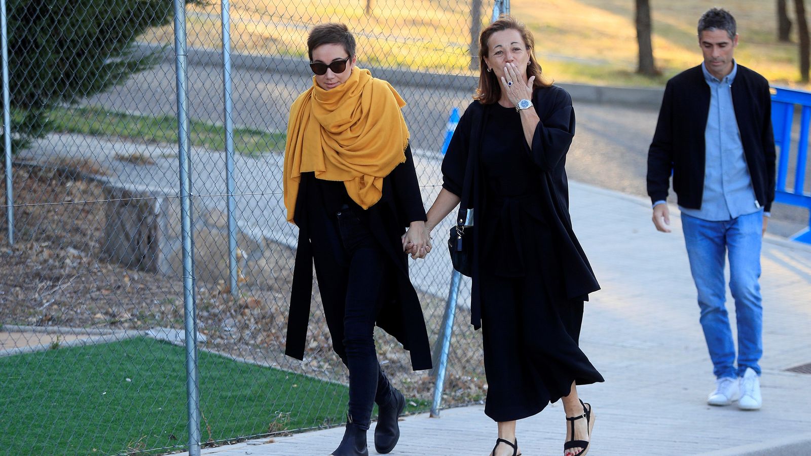 La germana de Blanca Fernández Ochoa arriba al tanatori de Cercedilla