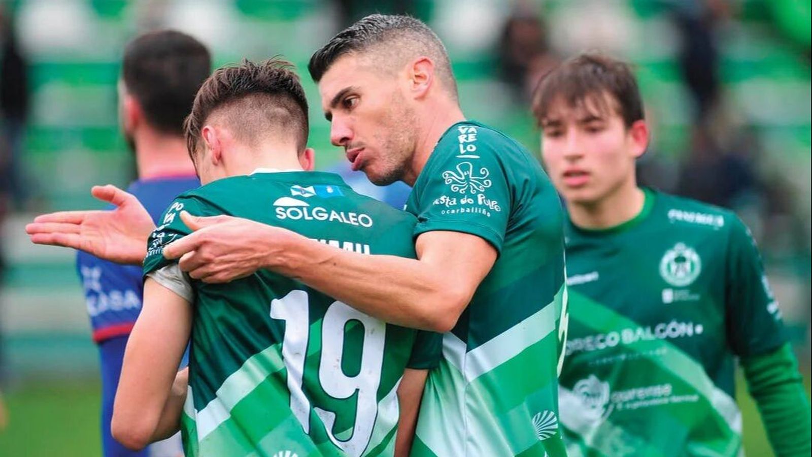 Pol Bueso parla amb un company de l'Arenteiro