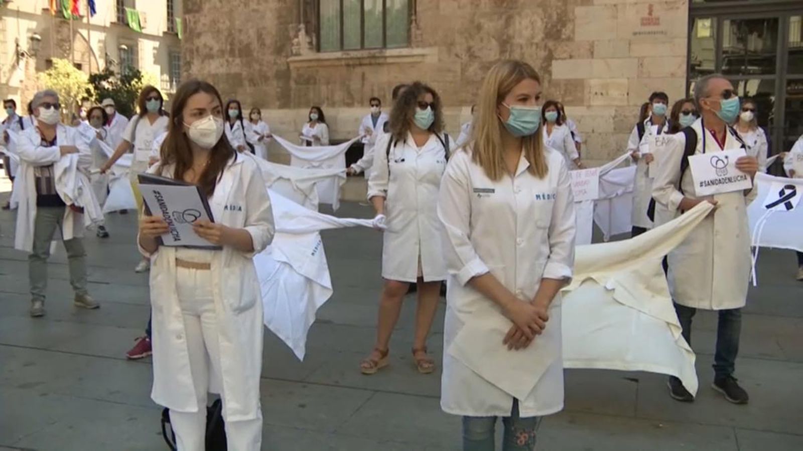 Imatges de la concentració davant del Palau de la Generalitat