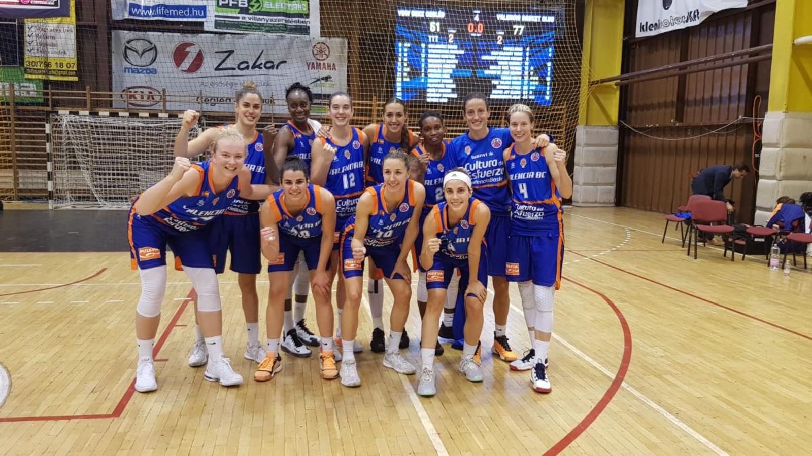 Les jugadores del València Basket, en la pista del Cegléd