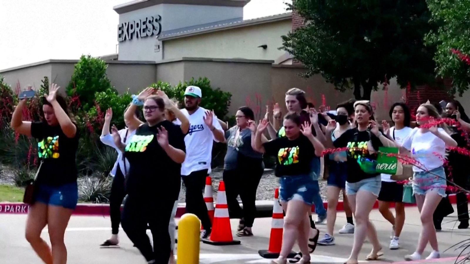 Visitants abandonen el centre comercial després que la policia reduira l'atacant