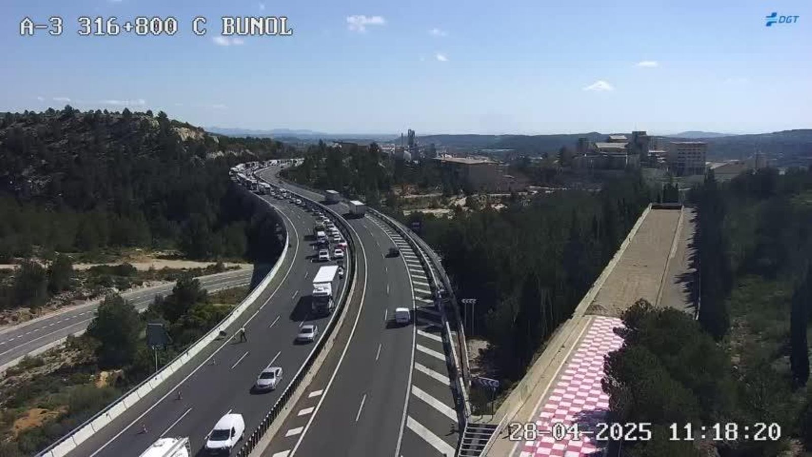 Cues de diversos quilòmetres al viaducte de Bunyol cap a Madrid, este dilluns