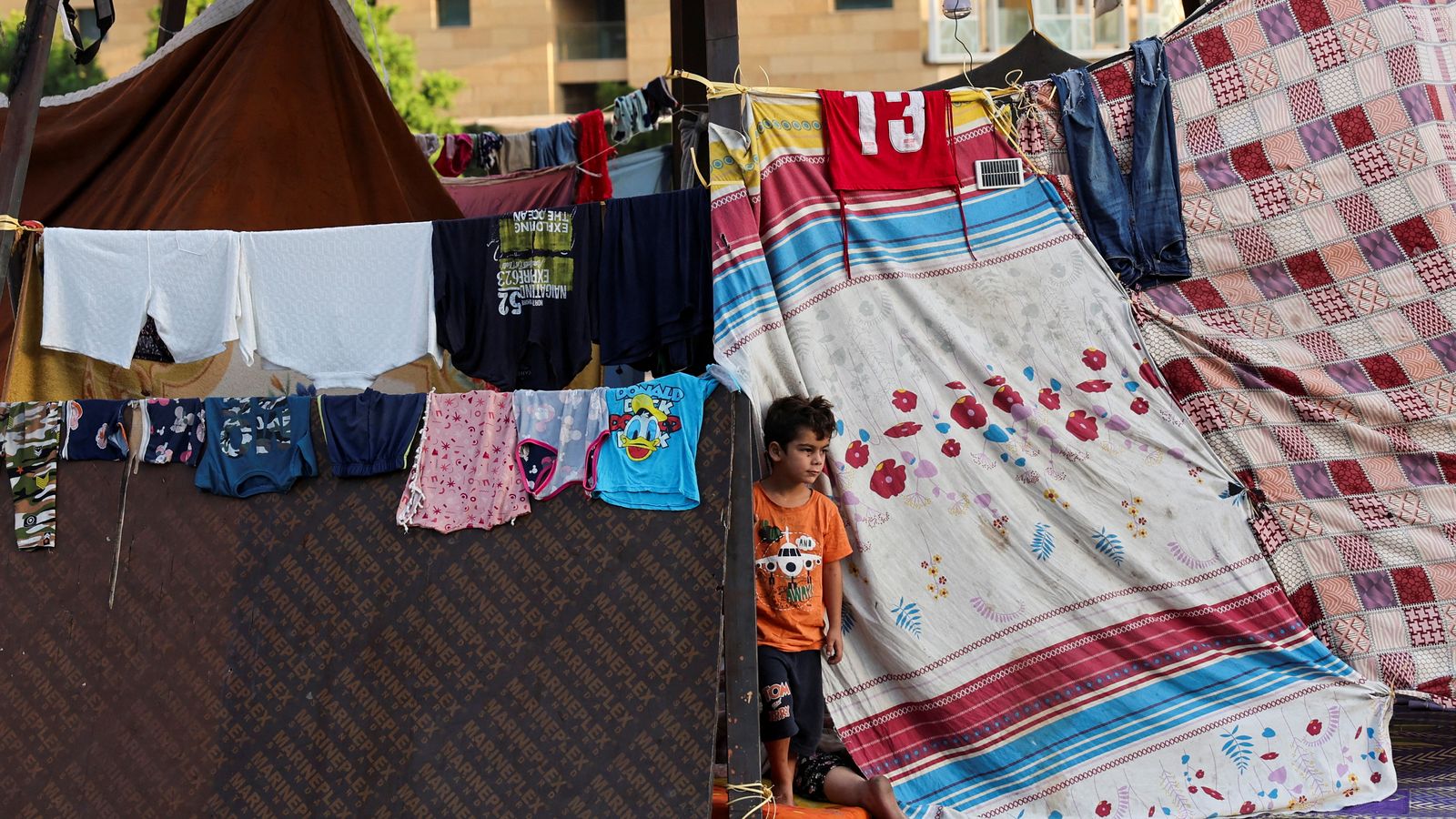 Un xiquer desplaçat contempla un campament improvisat al carrer de la plaça dels màrtirs de Beirut