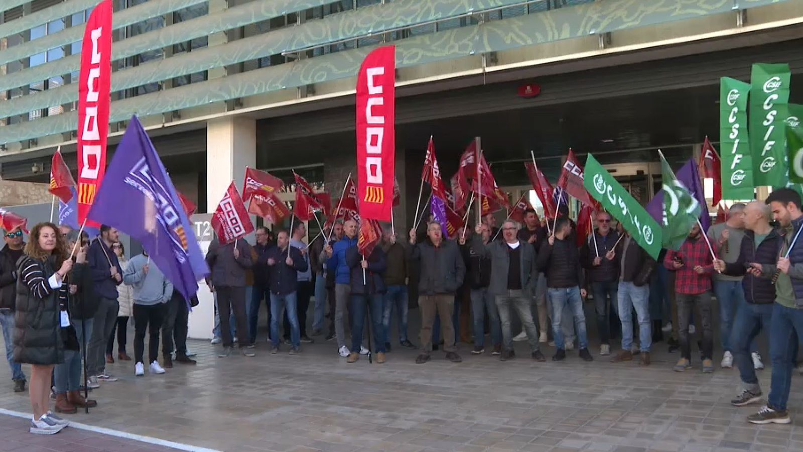 Treballadors que han protestat a les portes d'Indústria este dilluns al matí
