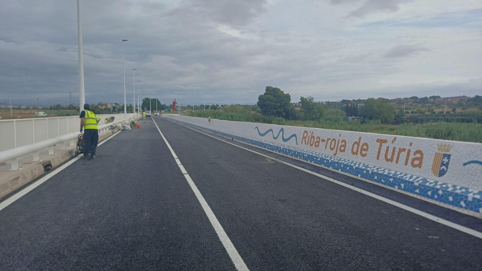 Reobri el pont de Riba-roja, arrasat per la dana