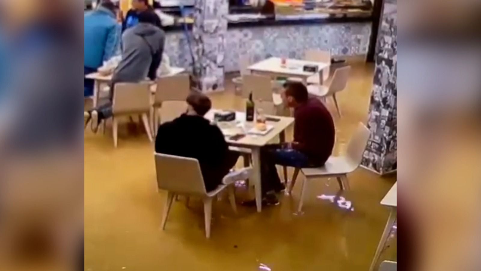 Els clients del bar Trosky amb l'aigua als peus