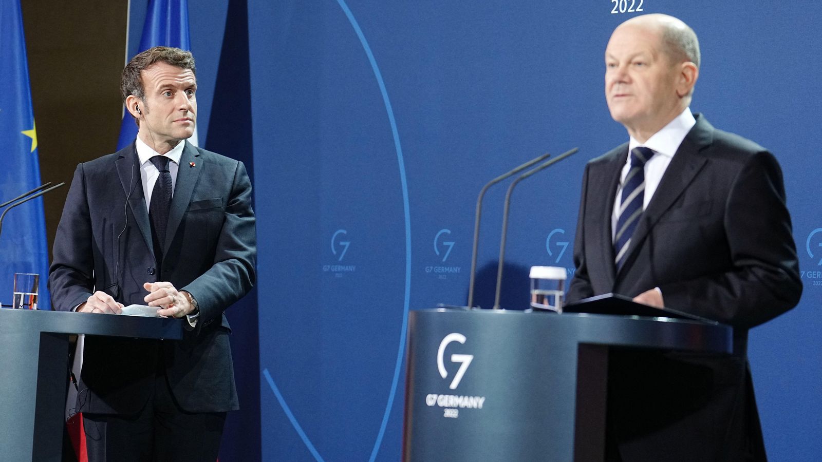 El president francés Emmanuel Macron, a l'esquerra, en la roda de premsa d'aquest dimarts a Berlin amb el canceller alemany, Olaf Scholz