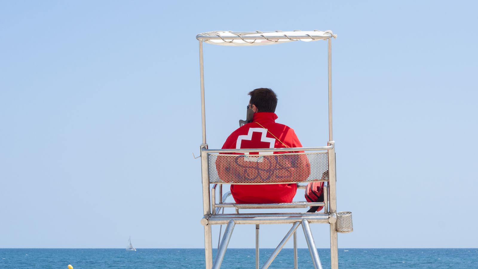 Socorrista en la torre de vigilància d'una platja