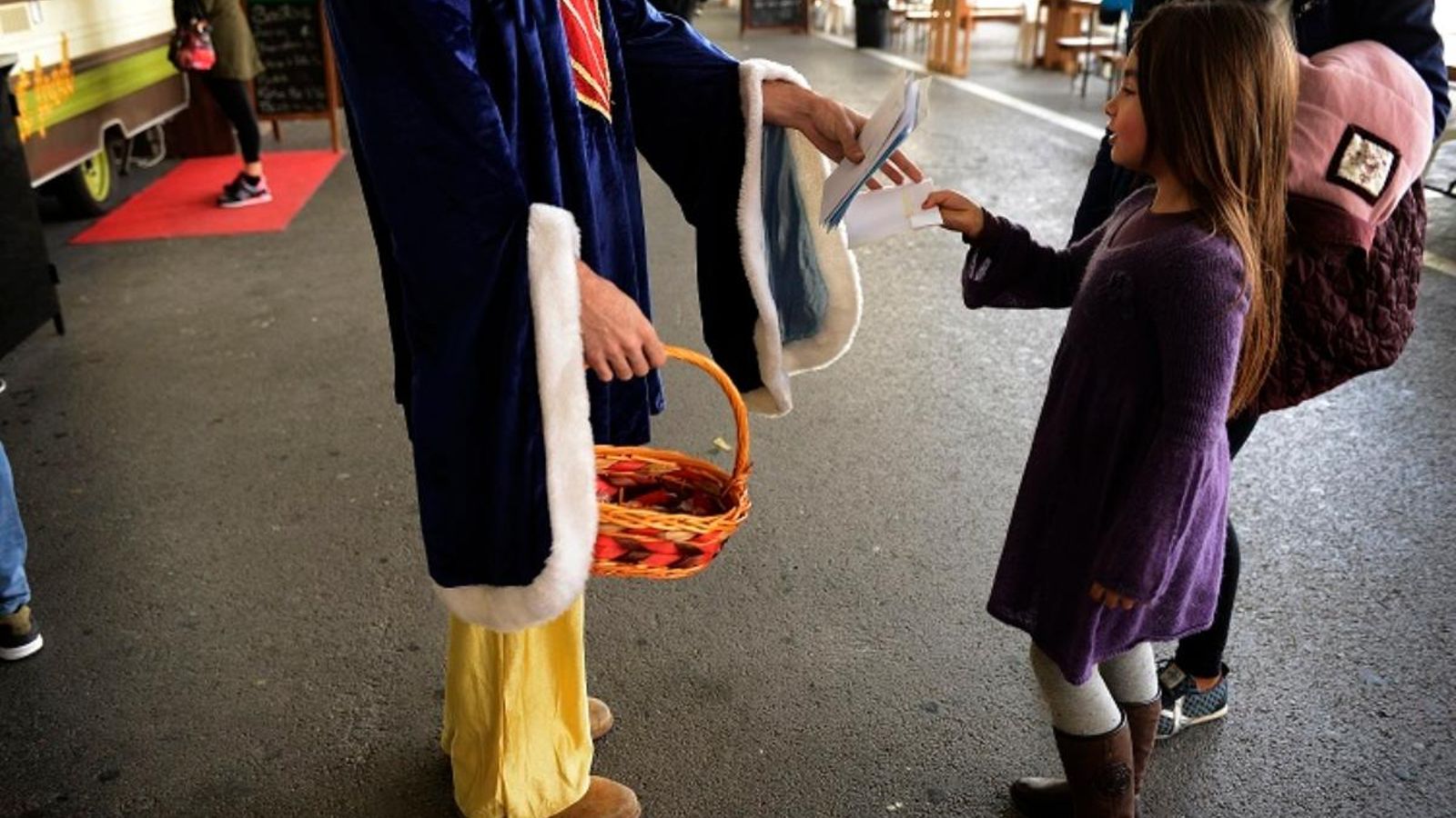 L'emissari reial recull una carta per als Reis d'Orient