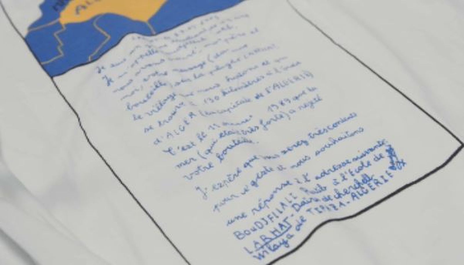 Samarreta que va fer Capi amb la carta del xiquet que va trobar la botella