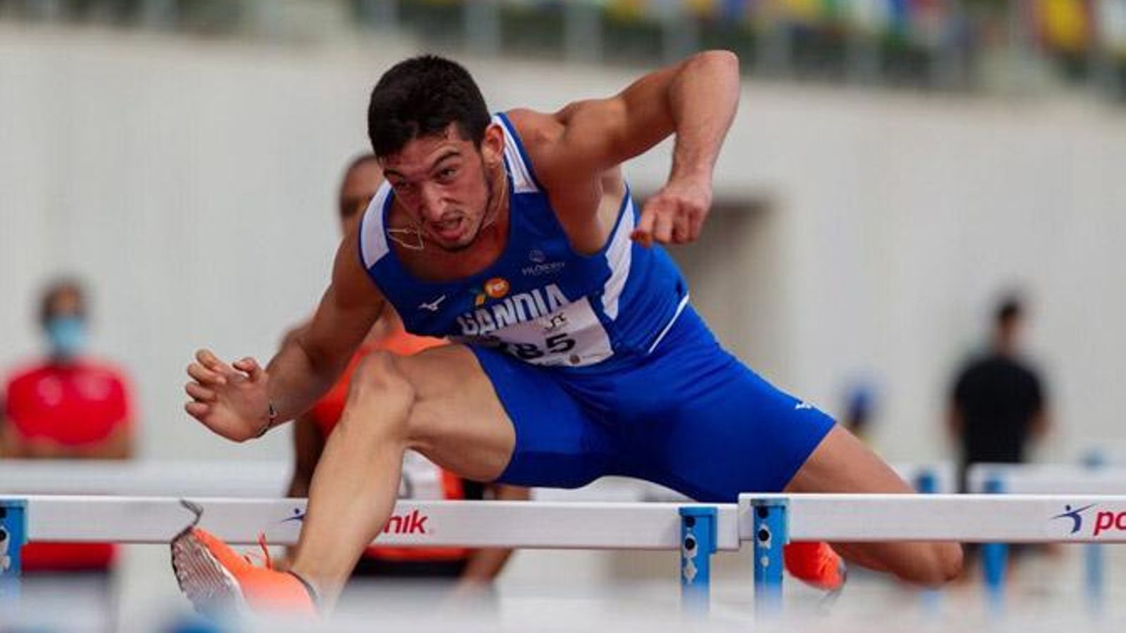Quique Llopis salta una tanca