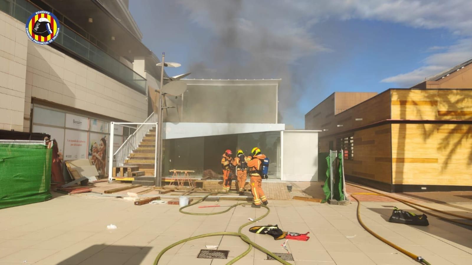 Els bombers en el local incendiat