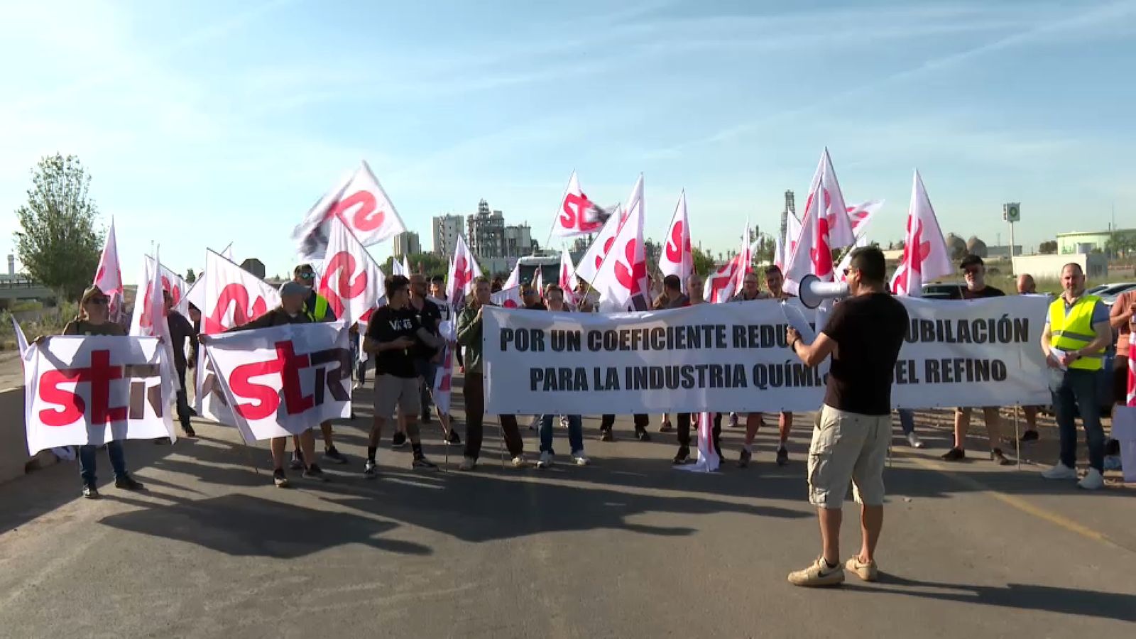 Treballadors de la refineria de BP al Grau de Castelló de la Plana es mobilitzen per a exigir drets laborals en el sector del refinament