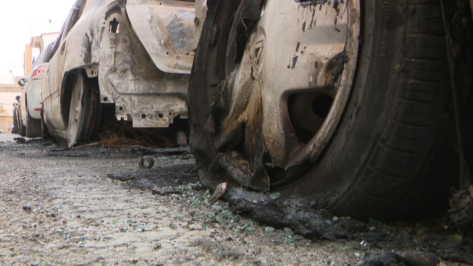 Vàndals cremen quatre cotxes en el centre històric de Manises