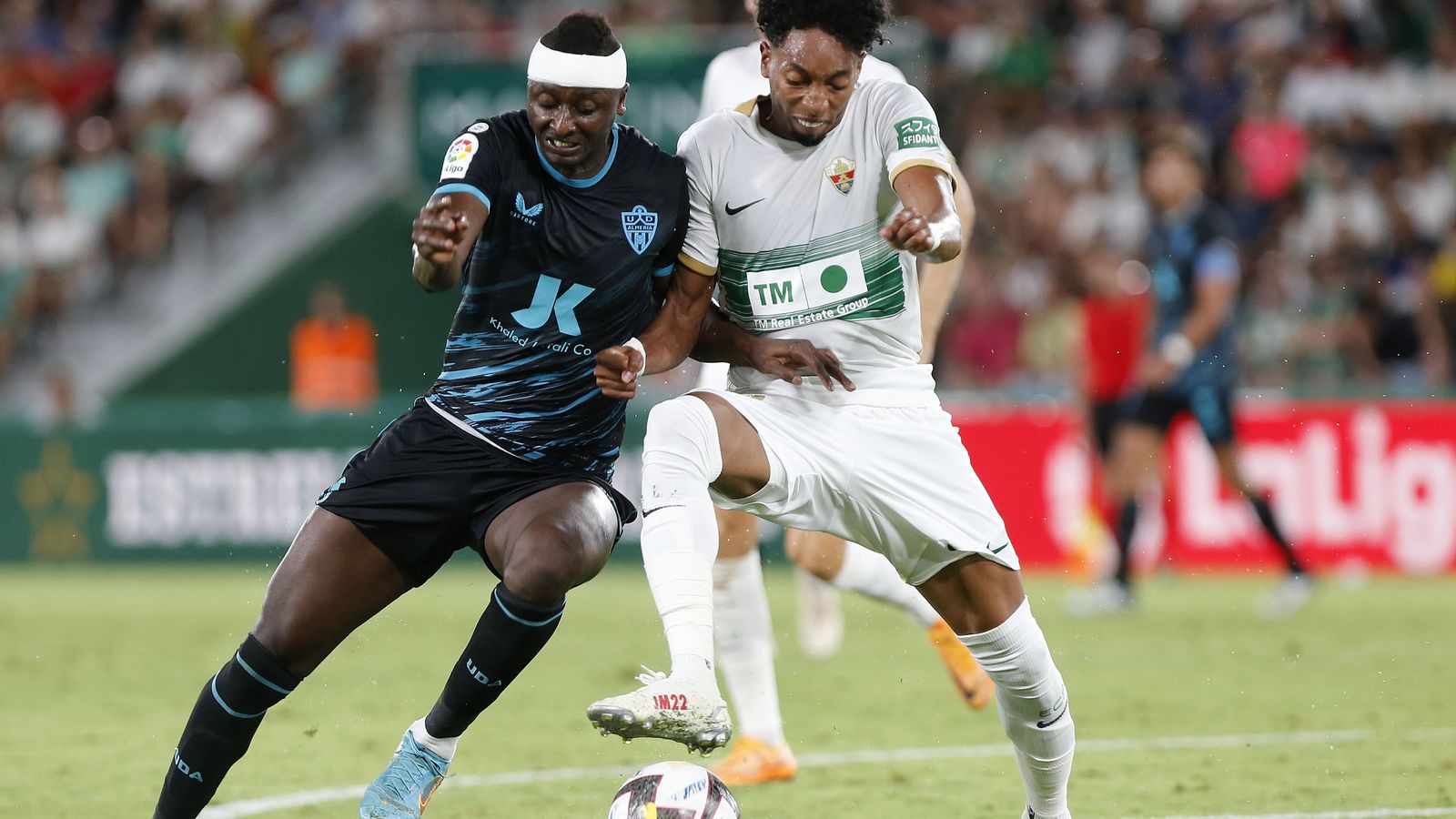 Umar Sadiq (Almeria) i Johan Mojica (Elx) disputen una pilota