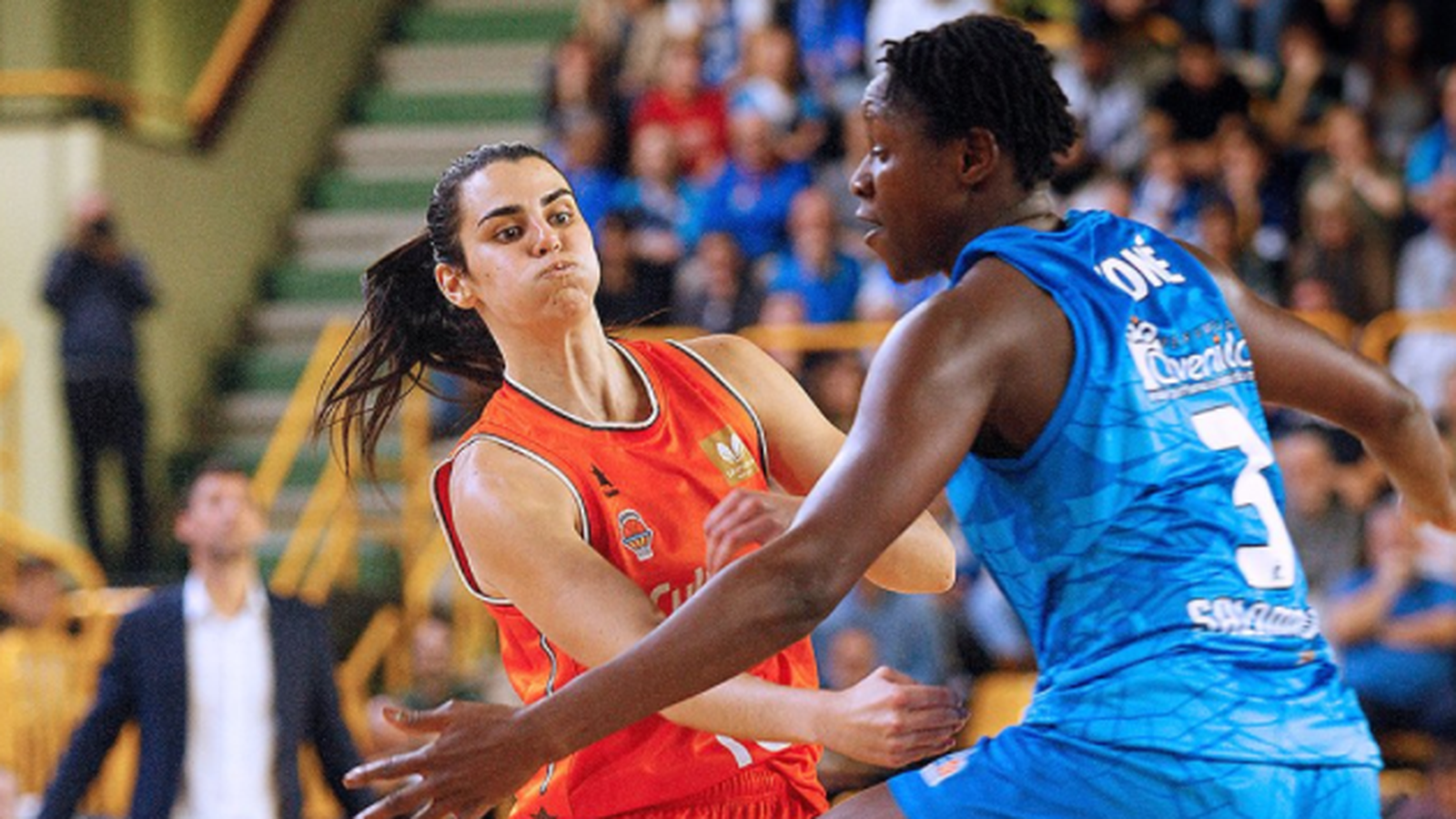 La base del València Basket, Leticia Romero, davant Koné, en el xoc contra el Perfumerías Avenida