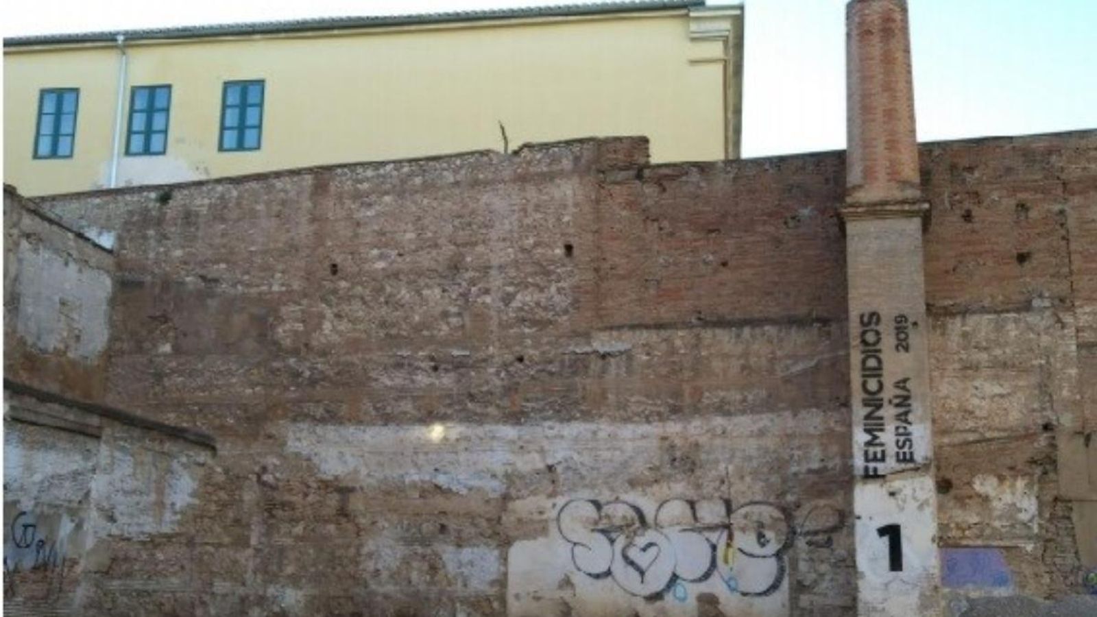 El comptador de feminicidis se situa en la façana posterior de l’IVAM, on s’instal·larà el futur pati obert del museu El comptador de feminicidis se situa en la façana posterior de l’IVAM, on s’instal·larà el futur pati obert del museu