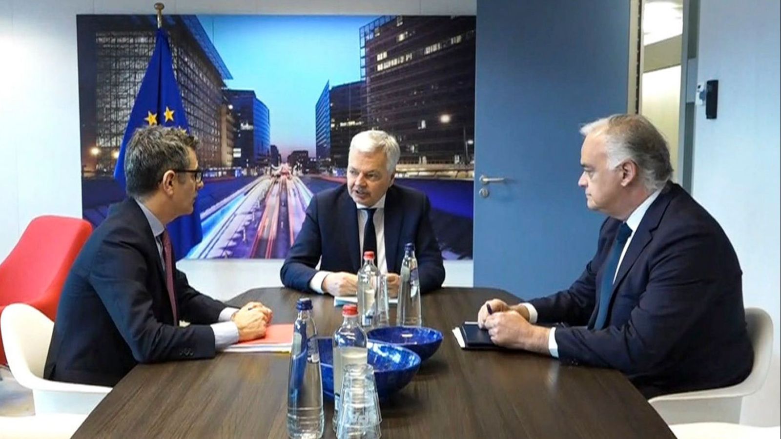 El ministre de Presidència, Félix Bolaños, i el vicesecretari d'Acció Institucional del PP, Esteban González Pons, es reuneixen amb el comissari de Justícia, Didier Reynders,