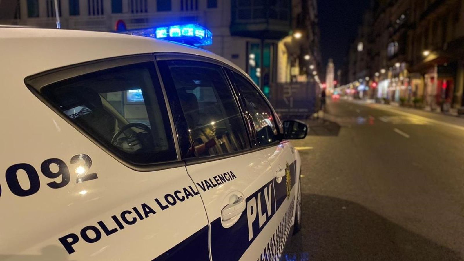 Agents de la Policia Local de València vigilen el compliment del toc de queda