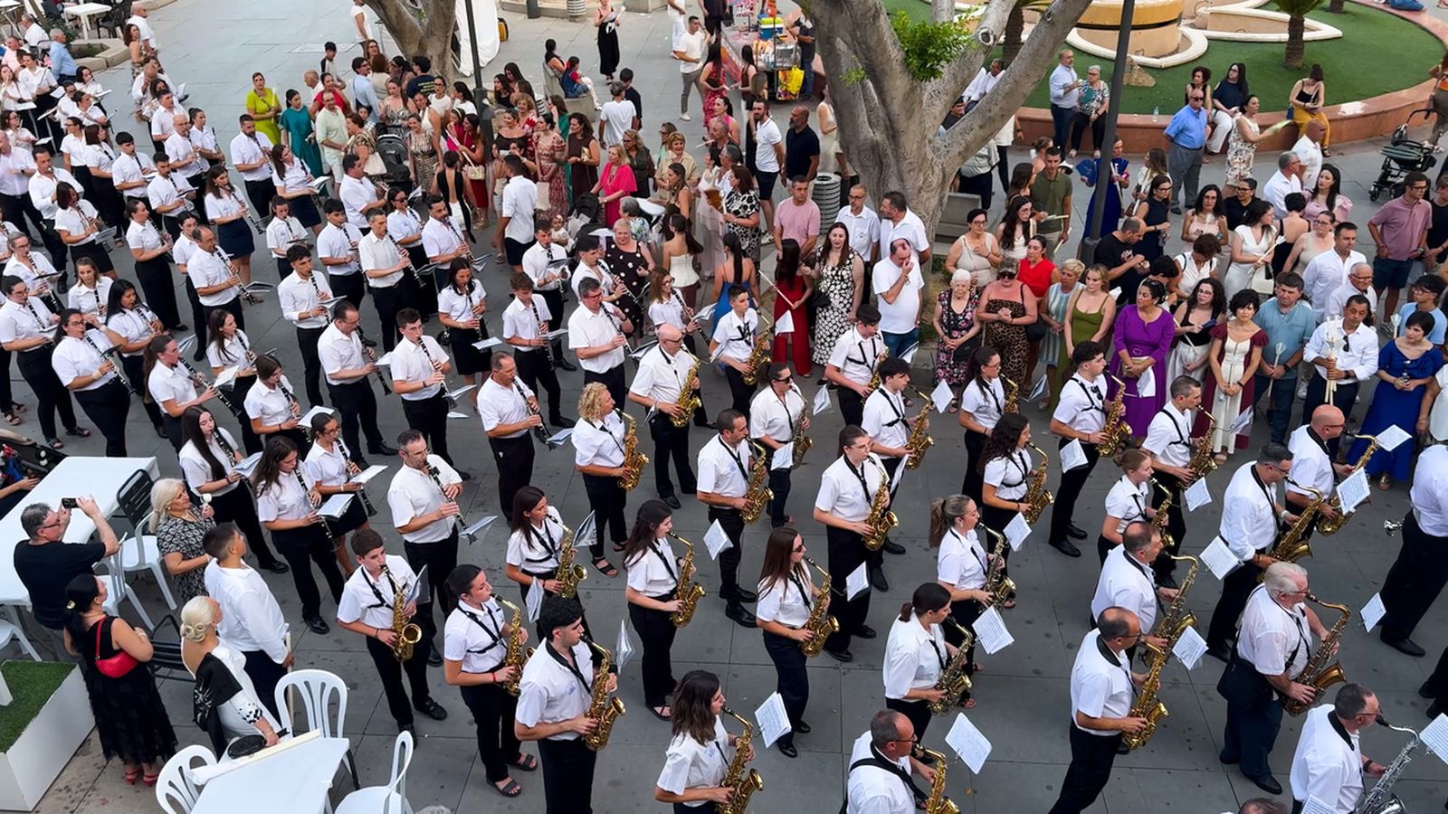 La Societat Musical La Armónica de Cox ha complit 50 anys i per a celebra-ho han reunit més de 170 músics en una desfilada molt especial