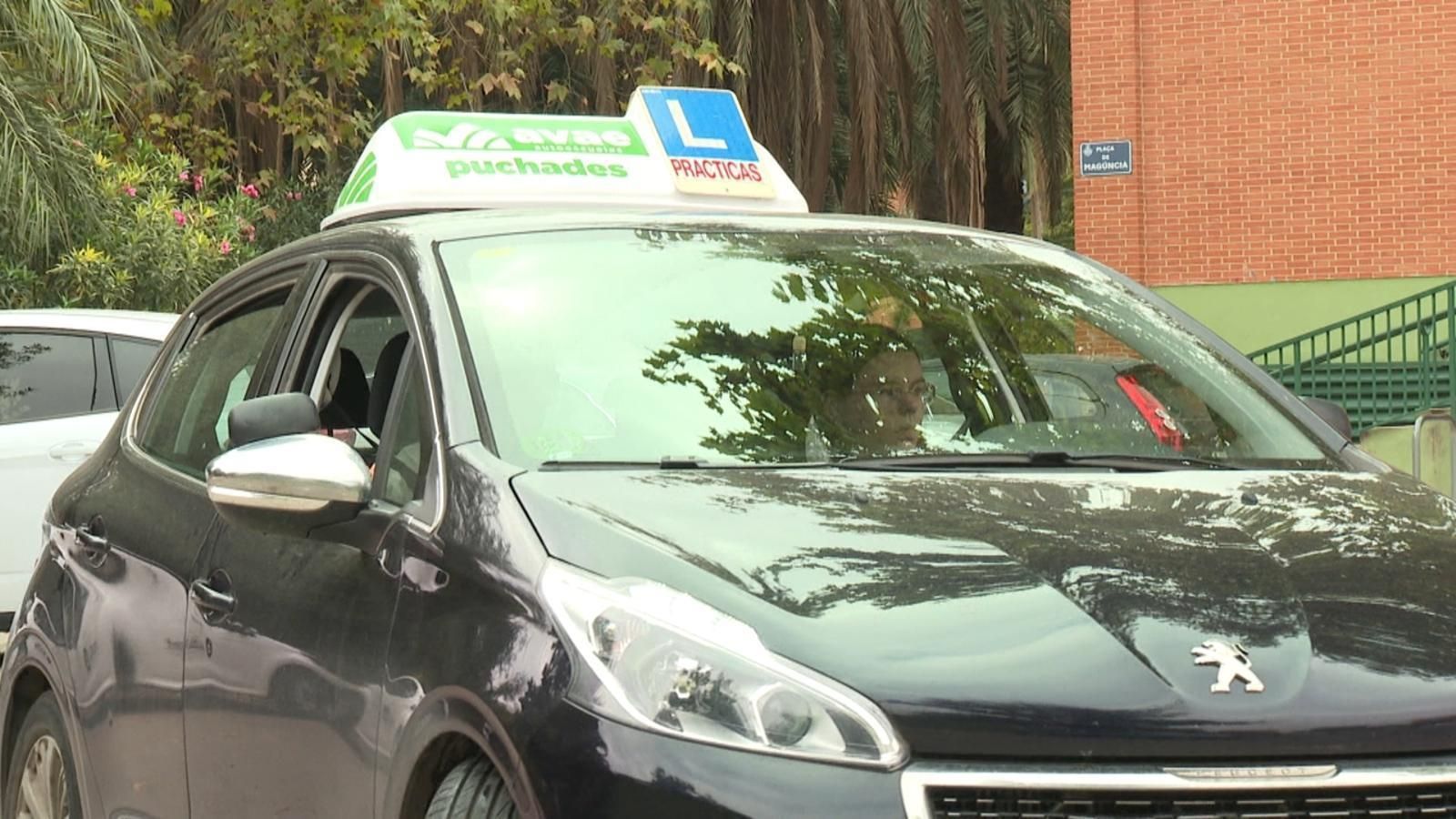 Imatge d'arxiu d'una estudiant en pràctiques per a obtindre el carnet de conduir