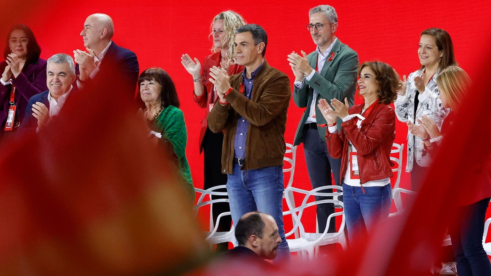 Pedro Sánchez, entre alguns dels membres de la seua exectuva, com Cristina Narbona, María Jesús Montero o el valencià Arcadi España