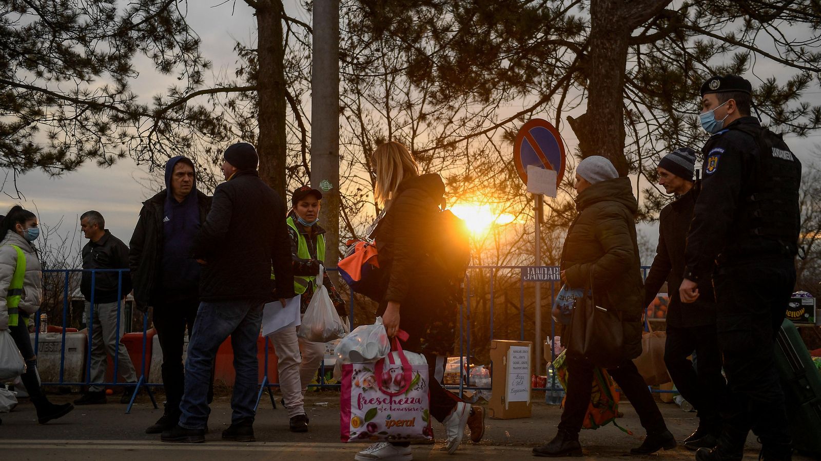 Persones refugiades travessen la frontera entre Ucraïna i Romania aquest divendres 25 de febrer